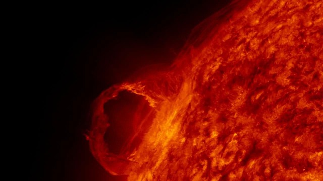 Furtuni geomagnetice provocate de erupţii solare sunt aşteptate să lovească Pământul în acest weekend şi ar putea afecta comunicaţiile radio în anumite zone
