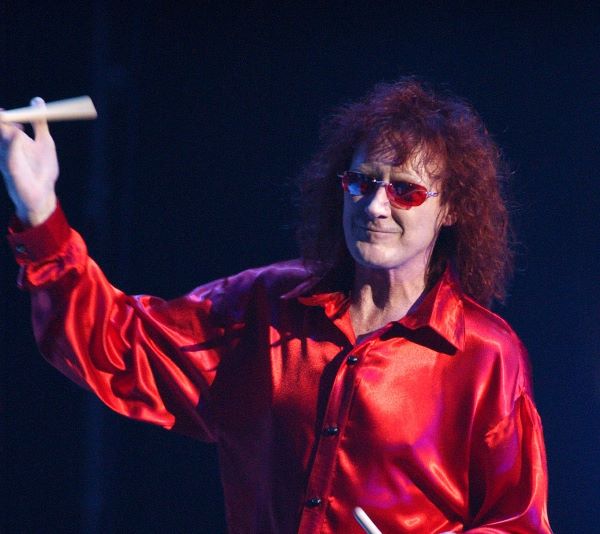 Legendara formaţie rock AC/DC a anunţat sâmbătă decesul primului său baterist