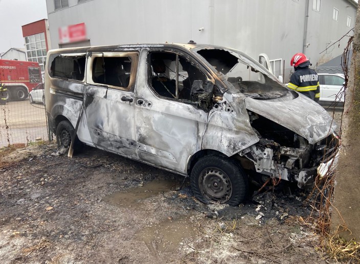 Microbuz distrus de flăcări într-o parcare privată din Cluj-Napoca / Foto: ISU Cluj
