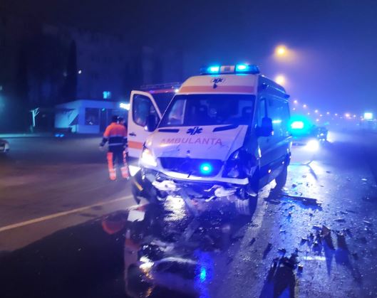 Ambulanță implicată într-un accident rutier