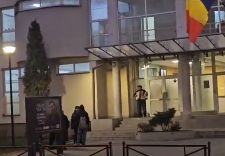 Moment inedit în fața CN „George Coșbuc” din Cluj-Napoca. Colinde interpretate la acordeon/Foto: monitorulcj.ro