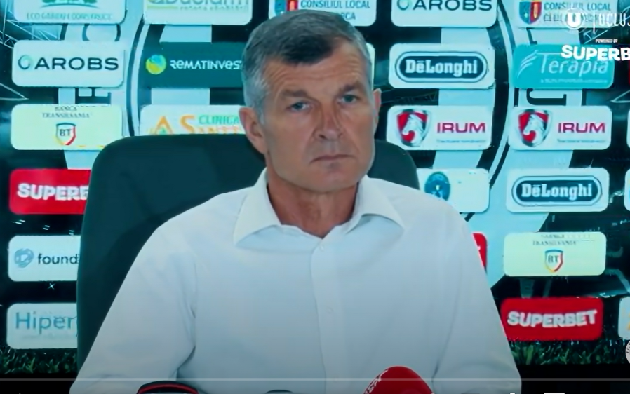 Ovidiu Sabău în timpul conferinței de presă din 25 august 2023/ Foto: captură ecran video FC Universitatea Cluj - YouTube