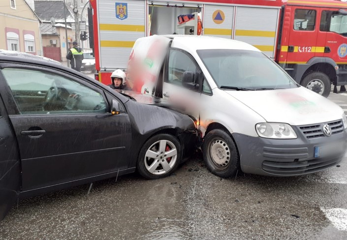 Accident în Gherla între două mașini
