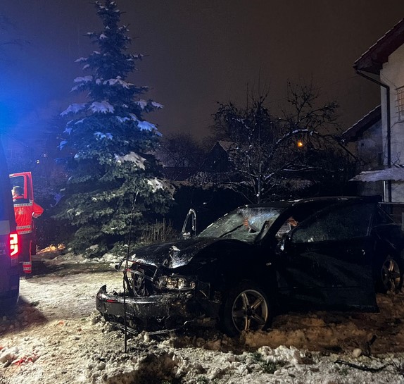 Șoferul a ieșit de pe drum și a intrat într-o casă