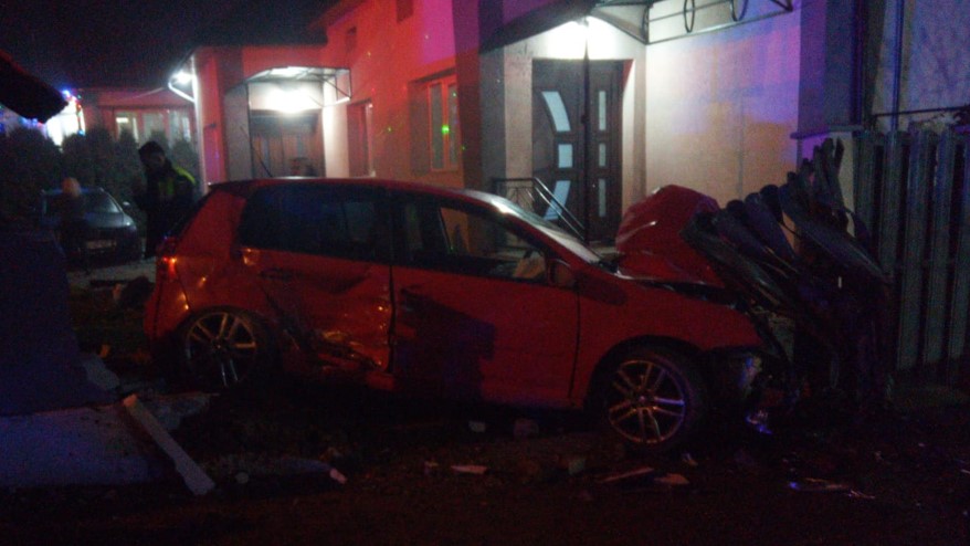 O tânără a intrat cu mașina în poarta unei case din Dej / Foto: ISU Cluj