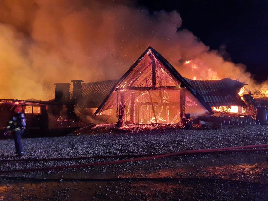 Incendiu puternic la o pensiune din județul Prahova  Foto Facebook ISU Prahova