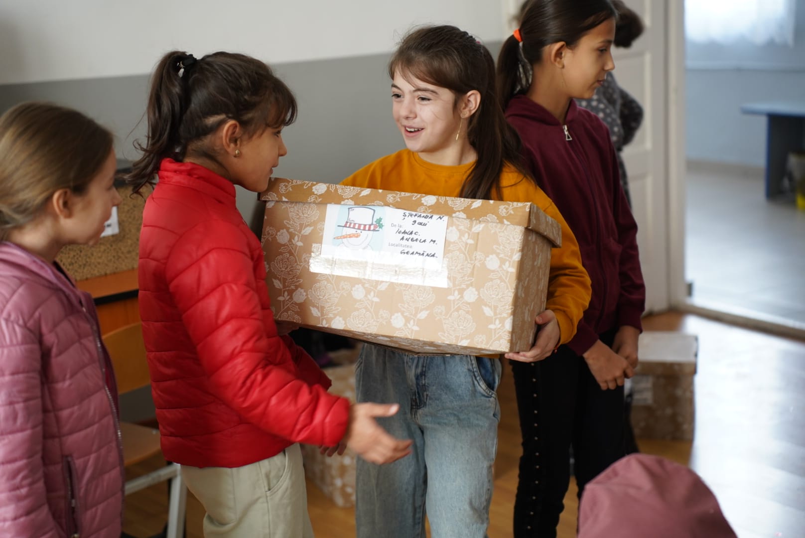 Pachete pentru copii din medii defavorizate / Foto: Asociația Educalise