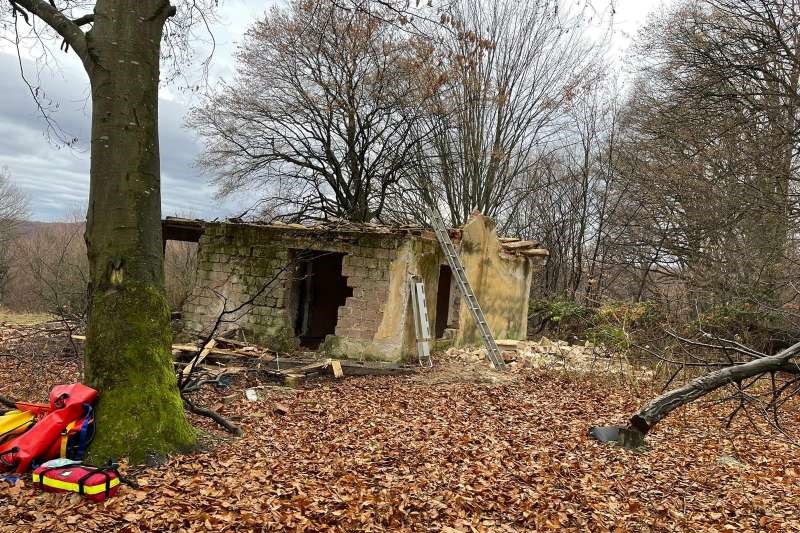 Tavanul casei părăsite s-a prăbușit peste cei trei bărbați/ Foto: ISU Sibiu
