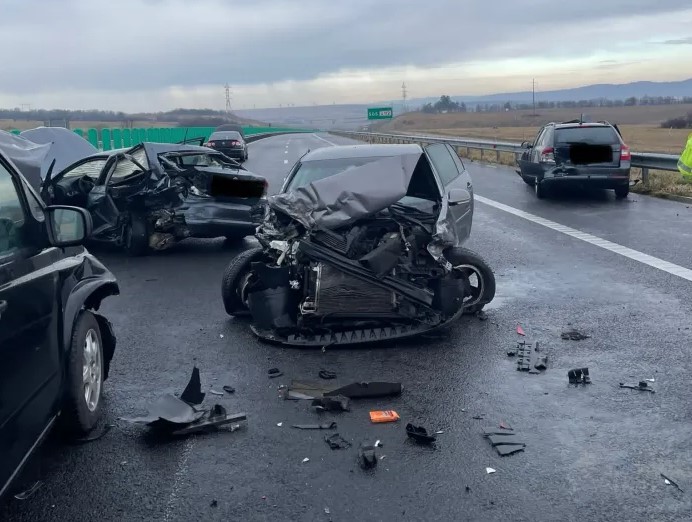 Accident între șase mașini pe A1 / Foto: mesageruldesibiu.ro