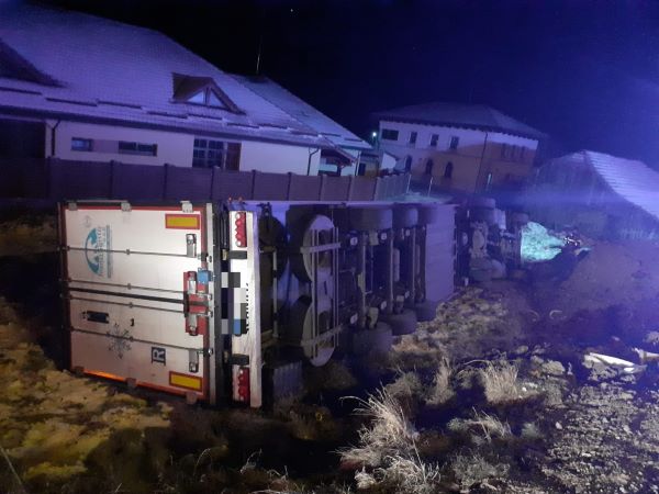 TIR-ul a ajuns în șanț/ Foto: ISU Cluj