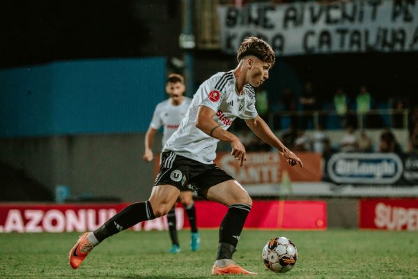 Echipa de fotbal Universitatea Cluj l-a împrumutat pe jucătorul Albert Hofman la formaţia de ligă secundă Unirea Dej până la finalul actualului sezon al Superligii/ Foto: FC Universitatea Cluj - Facebook