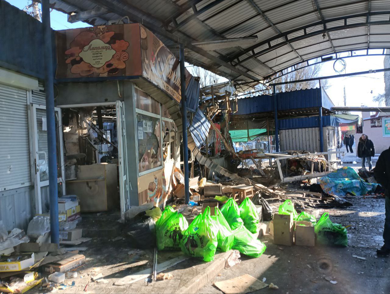 Cel puţin 13 oameni au fost ucişi şi alţi zece răniţi duminică într-un bombardament ucrainean asupra unei pieţe din oraşul Doneţk