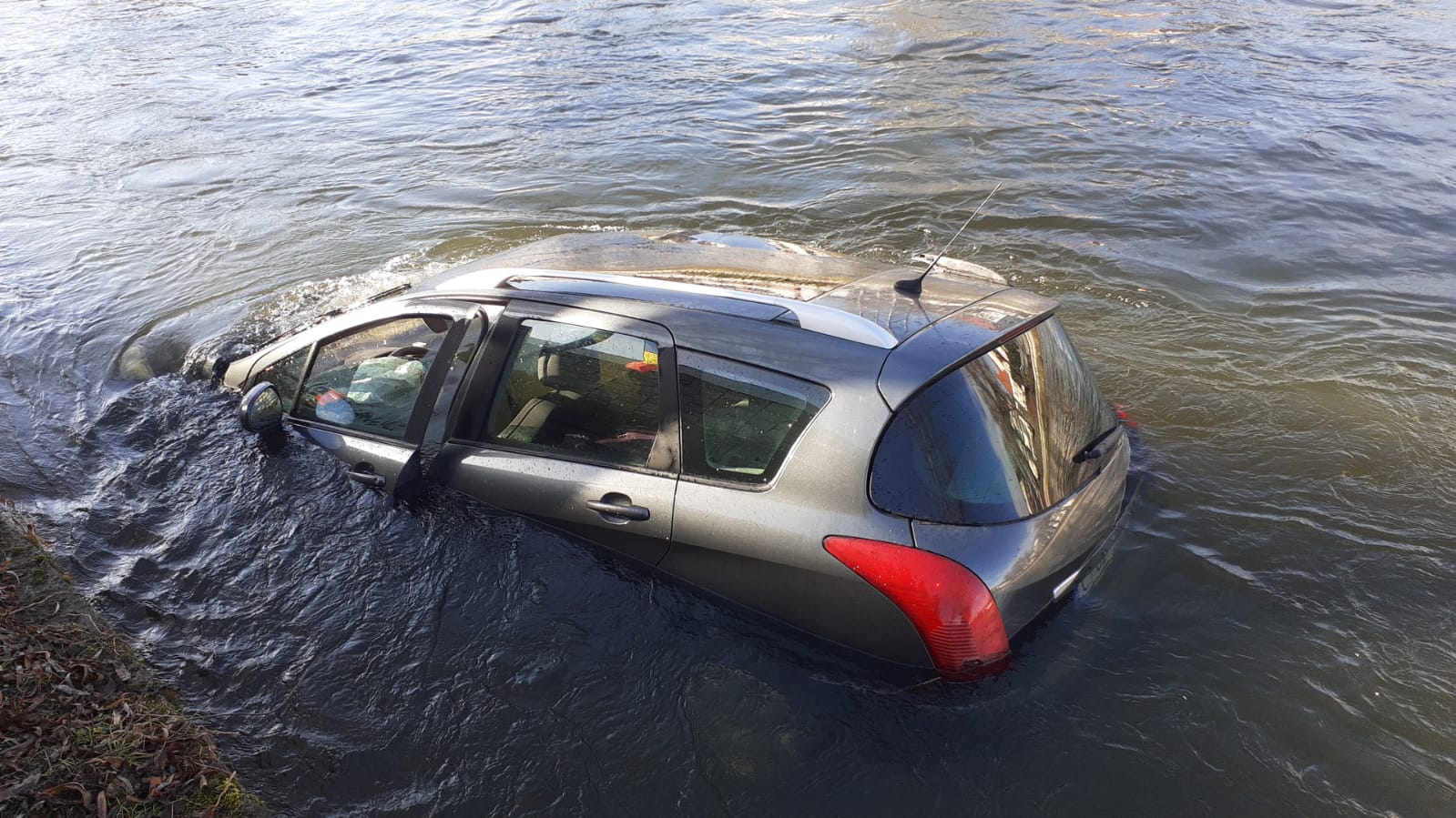 Un șofer a intrat cu mașina în Someș / Foto: ISU Cluj