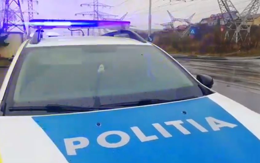 Tineri prinși de polițiști  în timp ce inscripționau desene de tip graffiti pe o clădire din Cluj-Napoca  Foto: IPJ Cluj