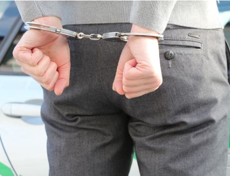 Trei tineri au fost reținuți de polițiști