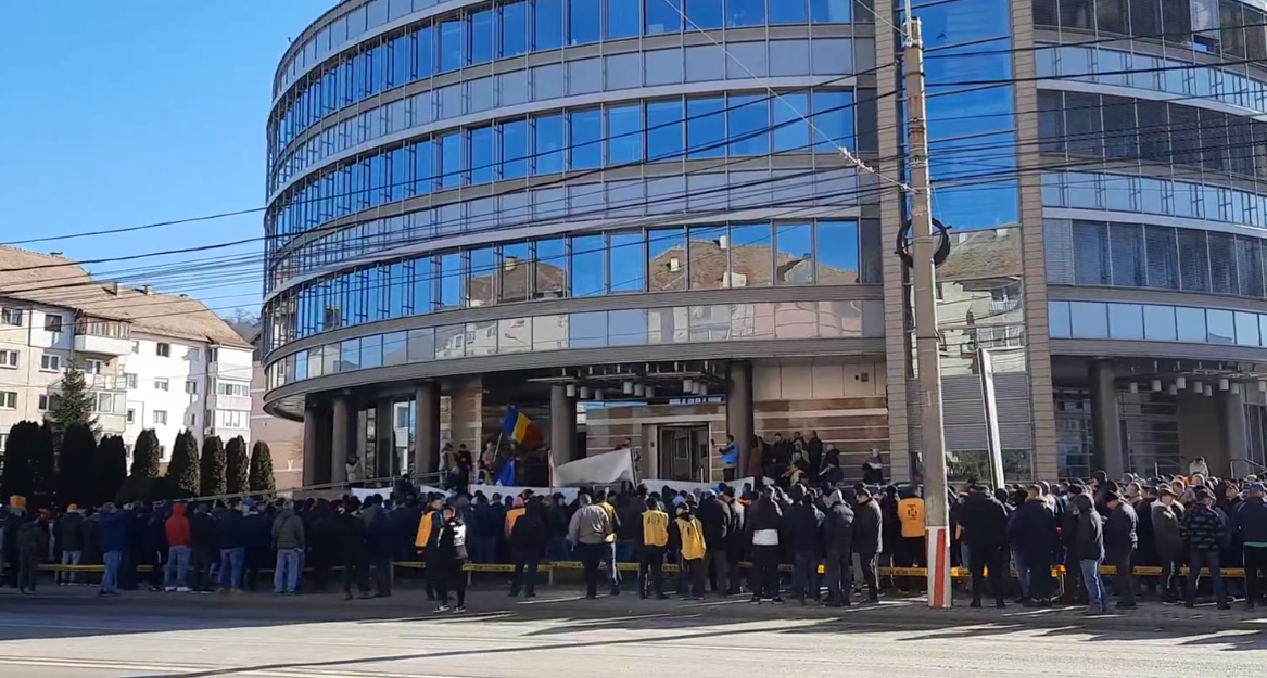 Sute de angajați Romgaz (Mediaș) protestează împotriva măsurii de reducere a veniturilor/Foto: Mesagerul de Sibiu Facebook.com