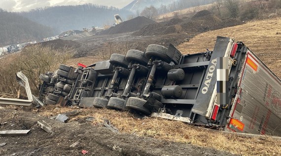 Camion implicat în accidentul mortal de vineri de la Bologa / Foto: ISU Cluj
