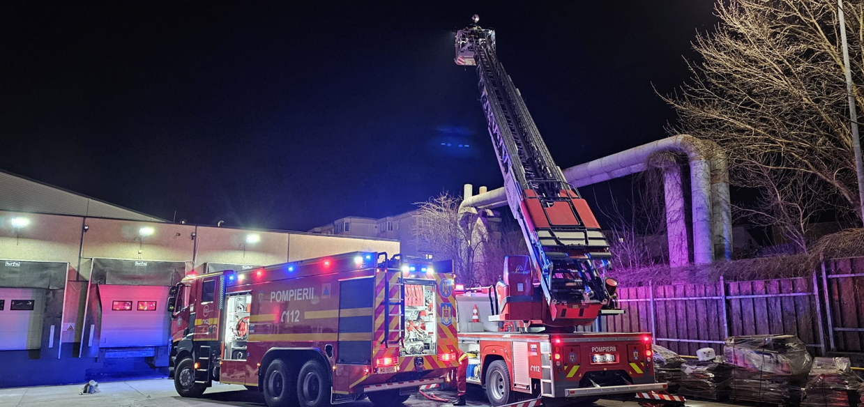 Intervenție pompieri pentru stingerea incendiului de vegetație extins la conductele de termoficare din zona Fabricii