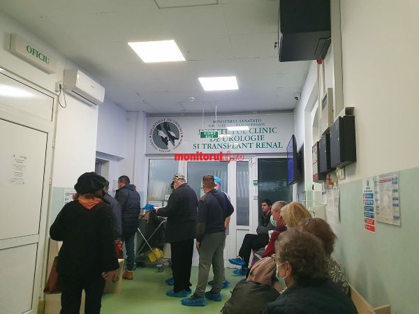 Oamenii așteaptă la Institutul Clinic de Urologie și Transplant Renal Cluj / Foto: arhivă monitorulcj.ro