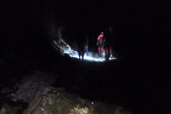 Salvamontiştii şi poliţiştii de frontieră au recuperat din Munţii Maramureşului doi cetăţeni ucraineni/ Foto: Salvamont Maramures - Facebook