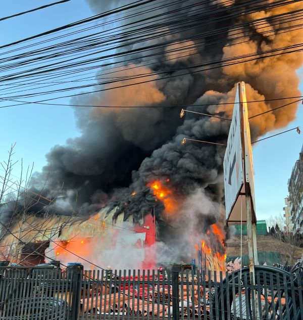 Incendiu la o hală de pe Calea Baciului/ Foto: ISU Cluj