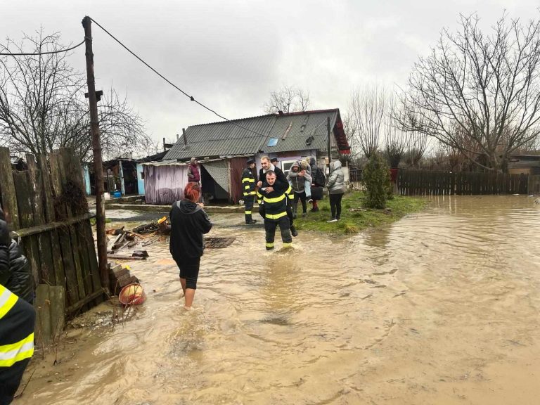 Mai multe persoane au chemat pompierii să fie salvate din calea puhoaielor