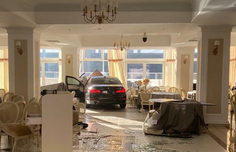 Un clujean cu BMW a făcut prăpăd într-un hotel de la Băile Herculane/ Foto: observatornews.ro