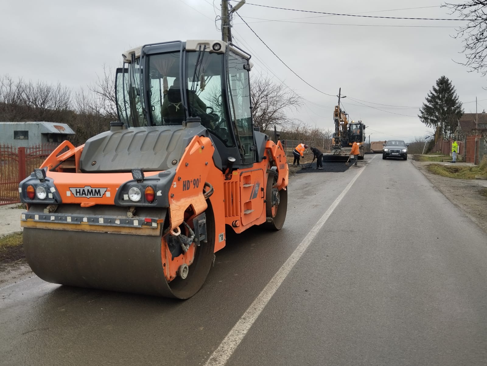 Lucrări de întreținere pe 10 drumuri din județ