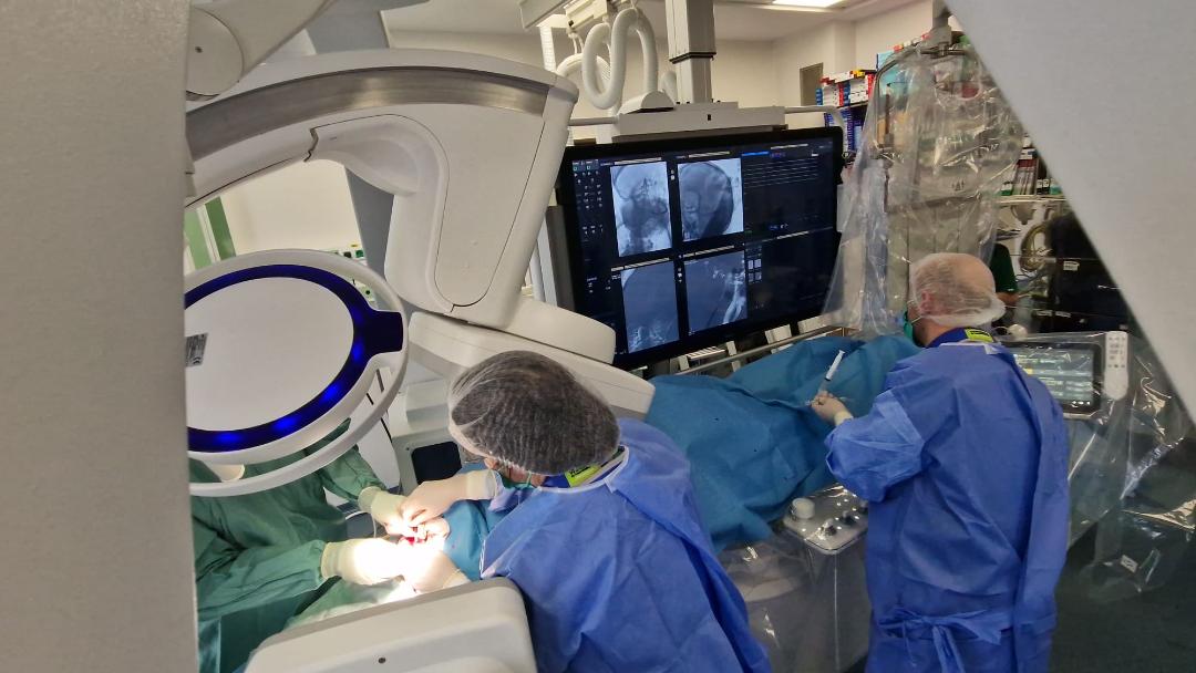 foto: Spitalul Transilvania/ în timpul etapei de tratament endovascular