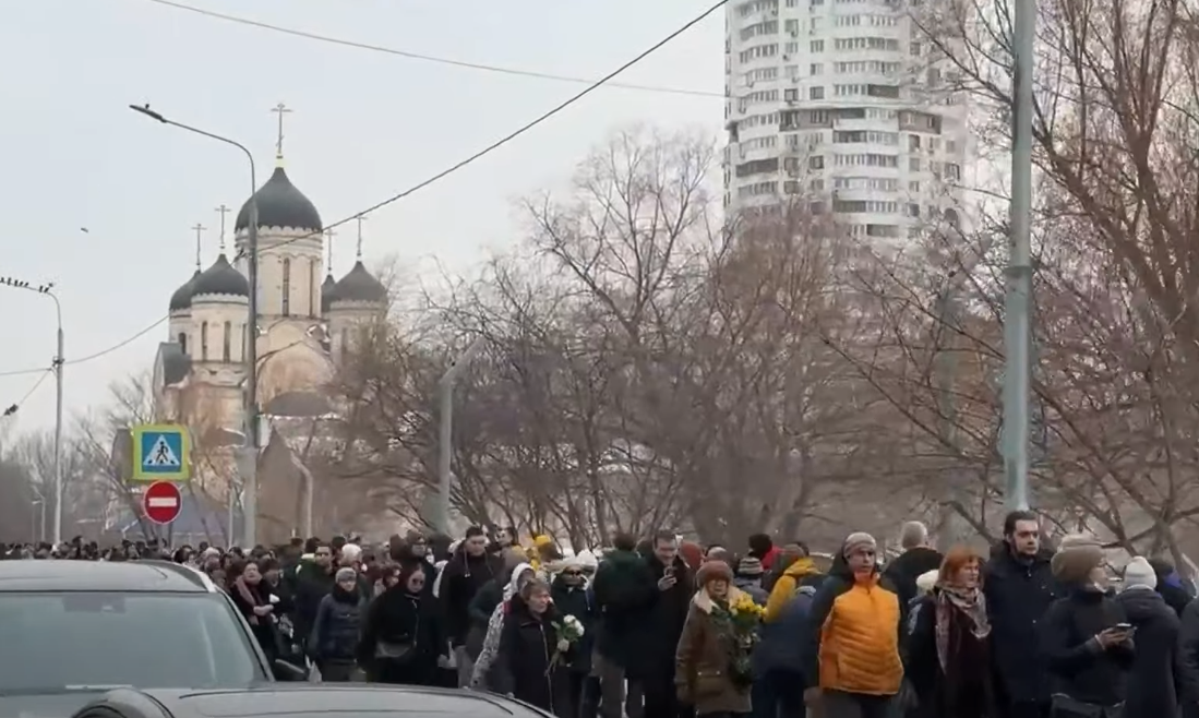 O mulțime de oameni s-a adunat pentru a participa la funeraliile opozantului rus Aleksei Navalnîi