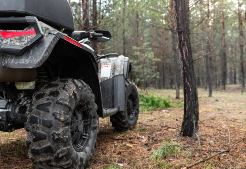 Minor surprins în timp ce conducea un ATV într-o zonă montană/Foto: Depositphotos.com