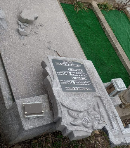 Crucile și pietrele funerare