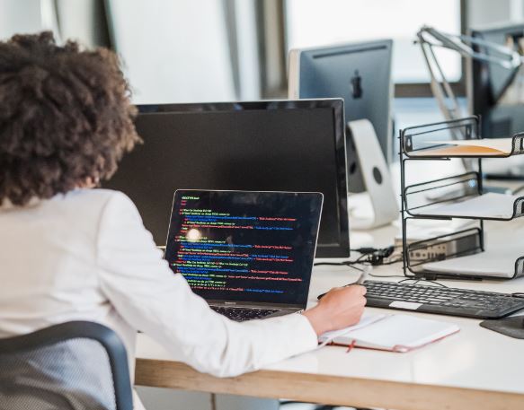 România se află pe locul al doilea în Europa ca număr de angajați în IT. Sursă foto: Pexels.com