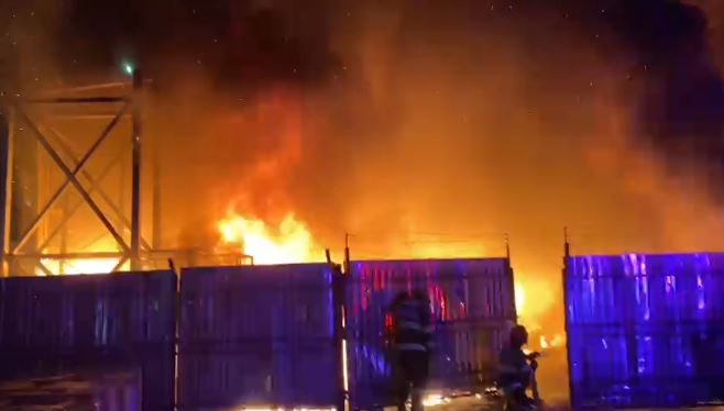 Incendiu puternic la un complex comercial de lângă Iulius Mall/Foto: ISU Cluj