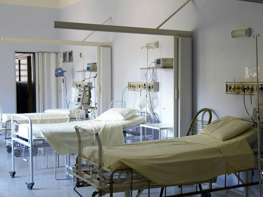 Despăgubiri de peste 3 milioane de euro cerute de părinții unui pacient infectat cu bacterii intraspitalicești
