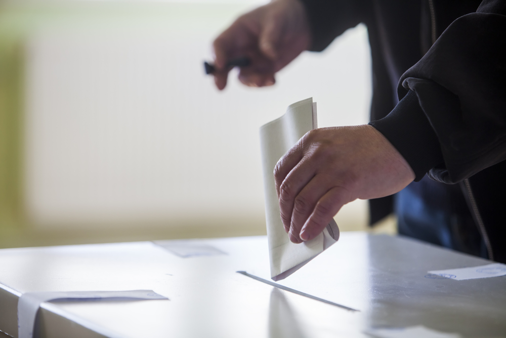 Mai mult de jumătate dintre români vor vota la toate tipurile de alegeri cu acelaşi partid. Sursa foto: depositphotos.com