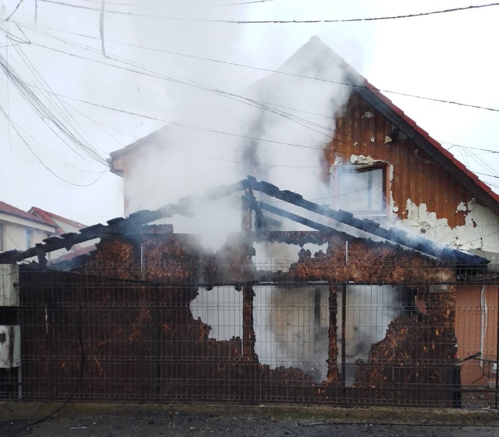 Un garaj a fost cuprins de flăcări
