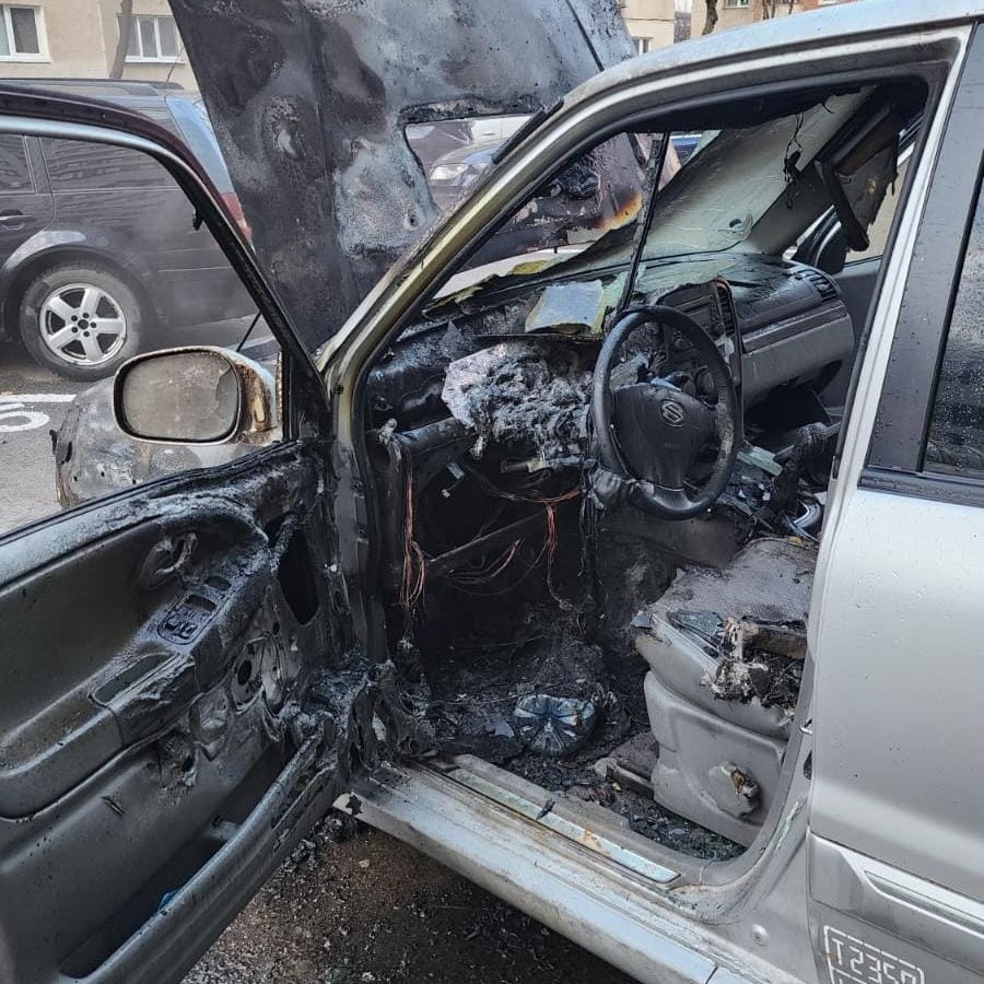 O mașină staționată a luat foc