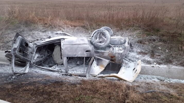 O mașină s-a răsturnat și a luat foc