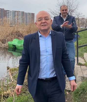 Emil Boc a participat la acțiunea de populare cu pești a lacurilor din cartierul Gheorgheni. Sursă foto: Facebook/ Emil Boc