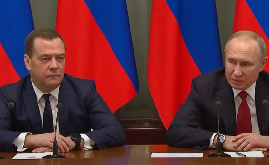 în imagine: ex-președintele rus Dmitri Medvedev și Vladimir Putin