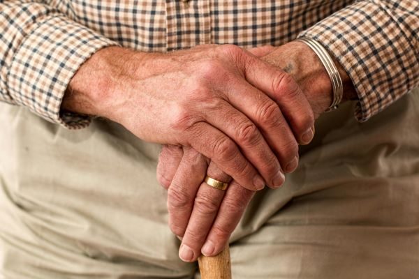 Persoanele vârstnice rămân „prada” preferată a escrocilor/ Foto: pexels