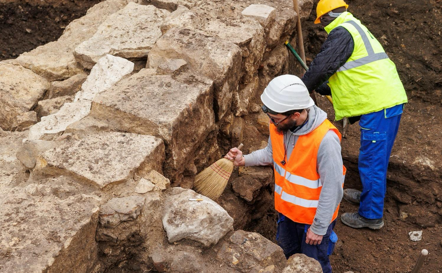 Primăria Cluj-Napoca va conserva zidul roman descoperit pe șantierul Parcului I.L. Caragiale. Sursă foto: Facebook/ Emil Boc