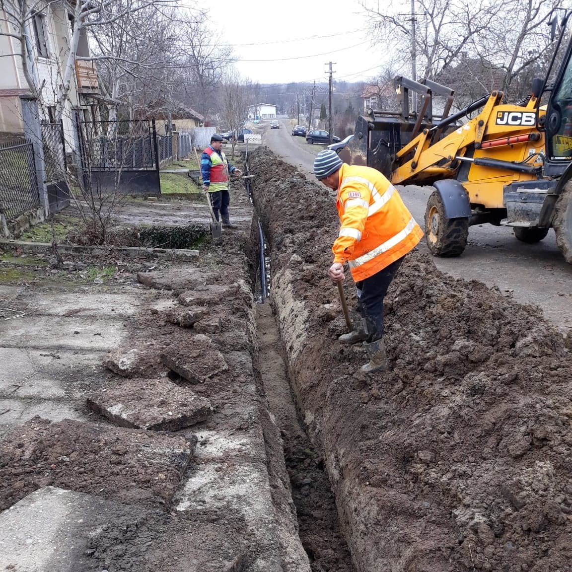 Drumurile din Cluj „sparte” pentru introducerea apei și canalizării vor fi reasfaltate. FOTO: CJ Cluj