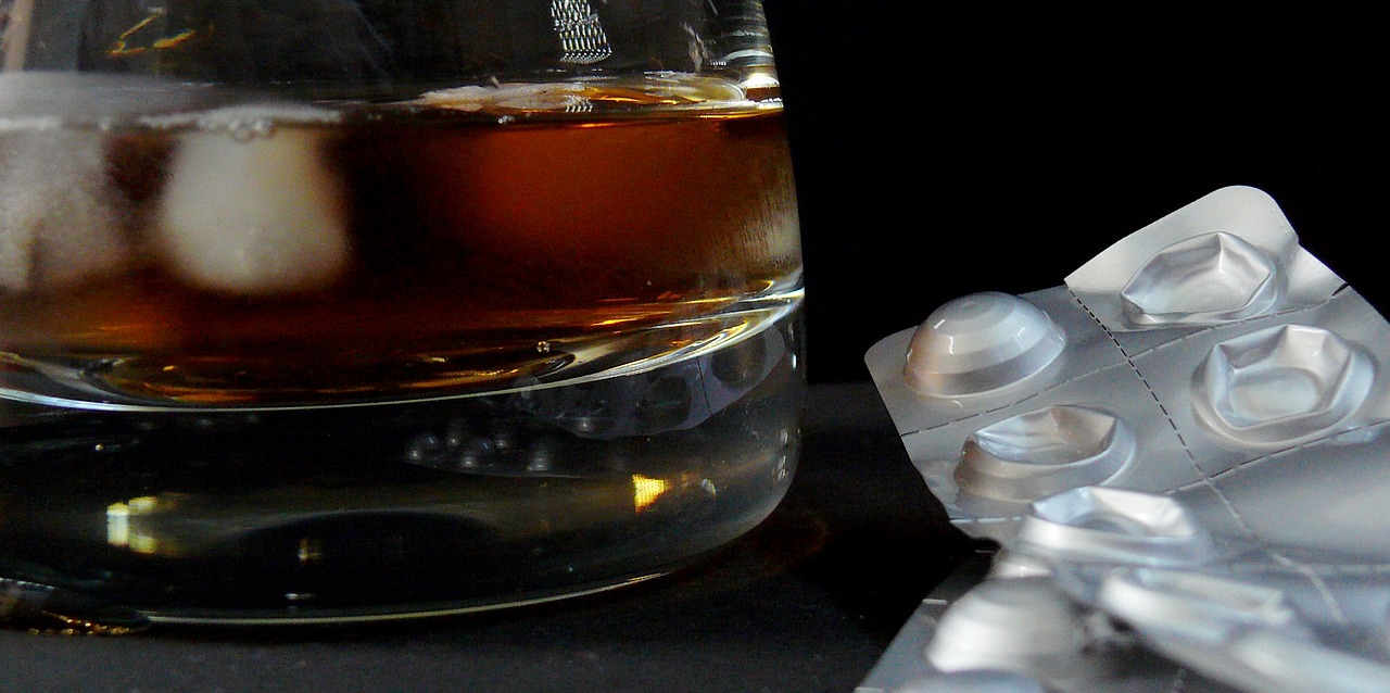 Medicamente care nu trebuie NICIODATĂ combinate cu alcool. FOTO: Pixabay