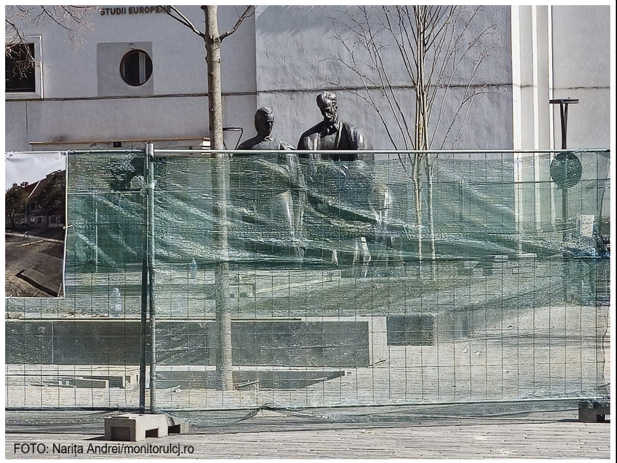 Lucrările pentru punerea pe soclu a grupului statuar „Școala Ardeleană” se apropie de final. FOTO: Narița Andrei/ monitorulcj.ro.