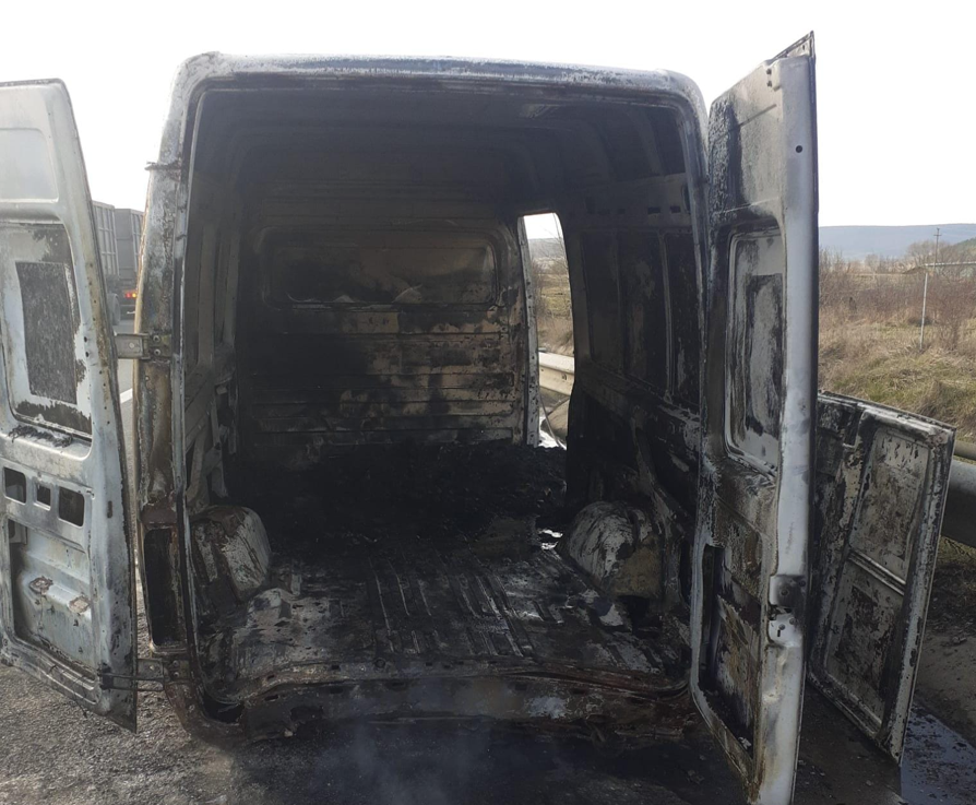 O autoutilitară a luat foc pe A3/Foto: ISU Cluj