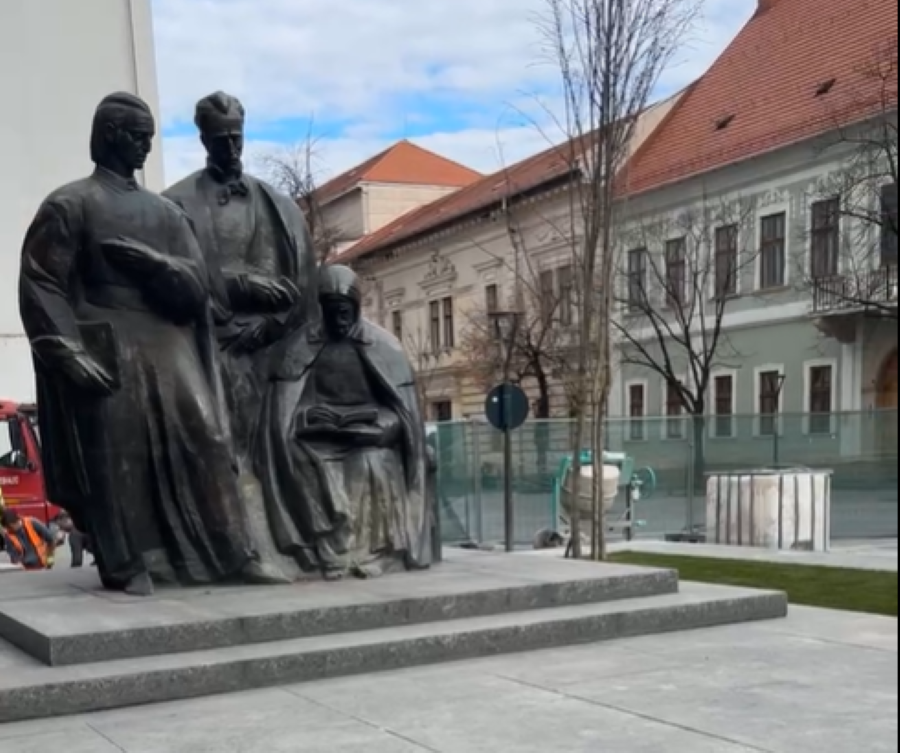 Lucrările pentru punerea pe soclu a grupului statuar „Școala Ardeleană” se apropie de final/ Foto: Emil Boc - Facebook