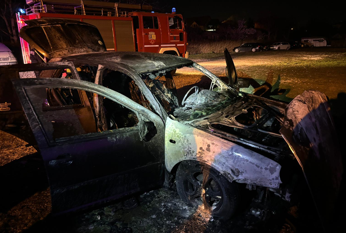 Autoturism distrus în incendiu