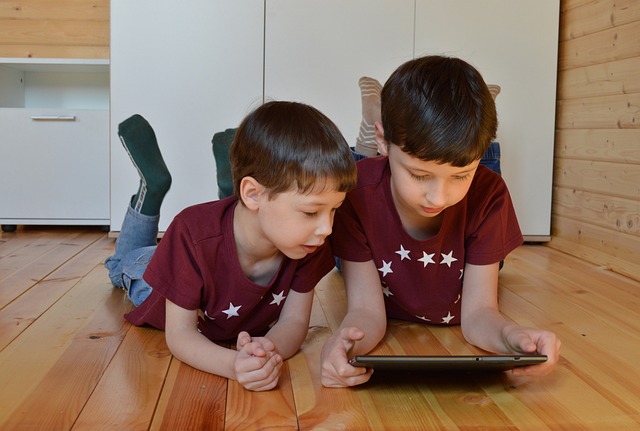 Copii pe tabletă/ Foto: pixabay.com